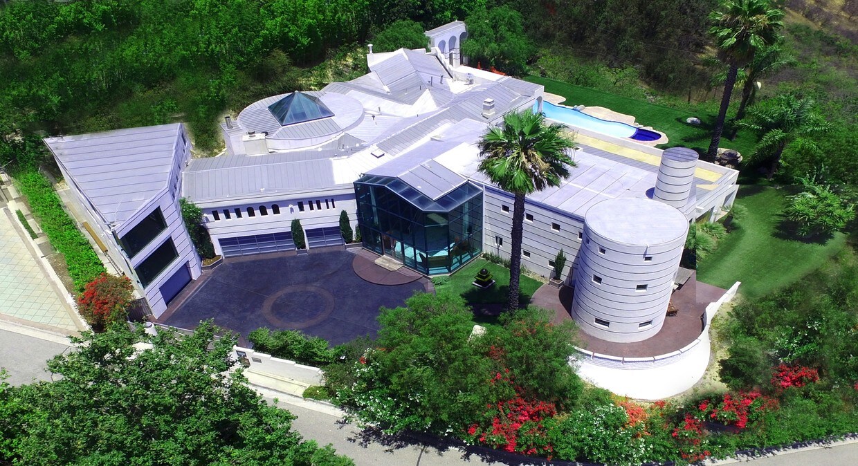 Primary Photo - 13318 Mulholland Dr