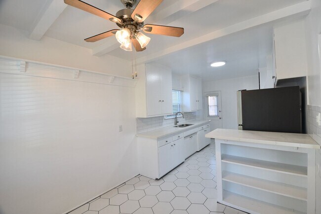 Foto del edificio - 5220 Radford Ave