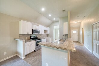 Building Photo - 319 Dreamland Ave