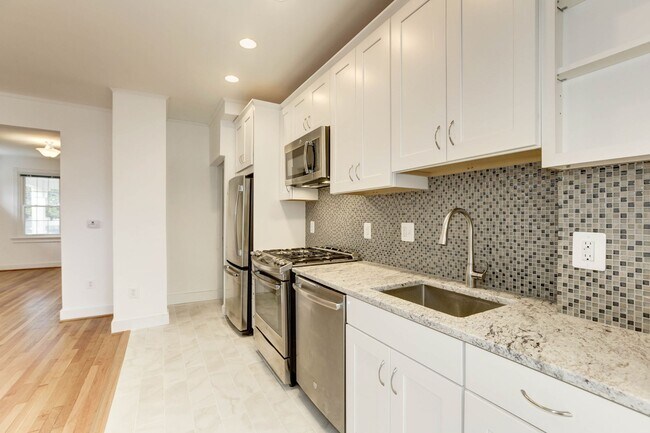 Foto del edificio - 2466 Tunlaw Rd NW