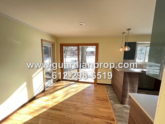Building Photo - Updated Roseville House on Large Corner Lo...