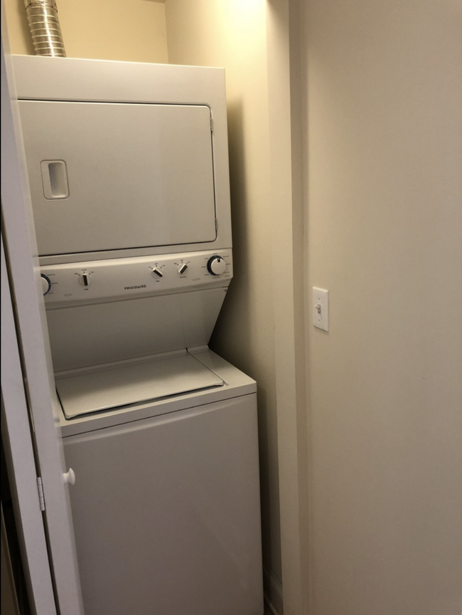 In-Unit Laundry & Central Heat/AC - 1114 W Balmoral Ave