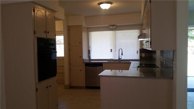 Building Photo - 1116 Sherwood Dr