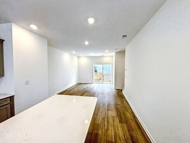 Building Photo - Beautiful 3-Bedroom Modern Mountain-View T...