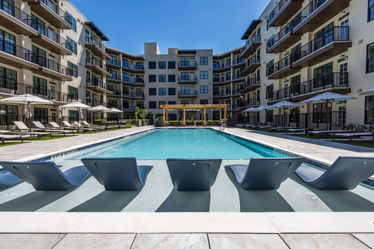 Swimming Pool - The Currents at Riverfront Place