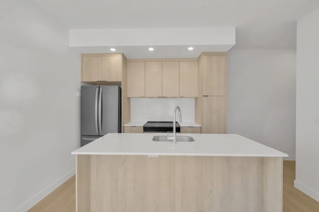 Building Photo - 6037 Boul De Maisonneuve O