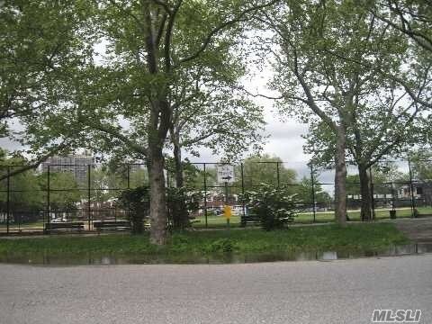 Foto del edificio - 71-21 Little Neck Pkwy