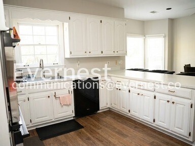 Building Photo - 4580 Village Dr