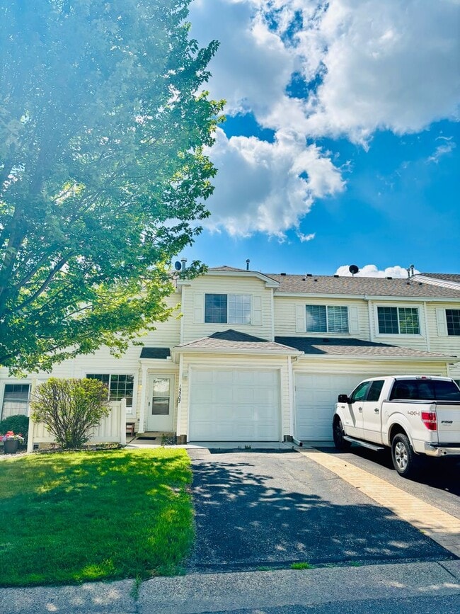 Building Photo - 2 Bedroom Townhome Nestled in The Heart of...