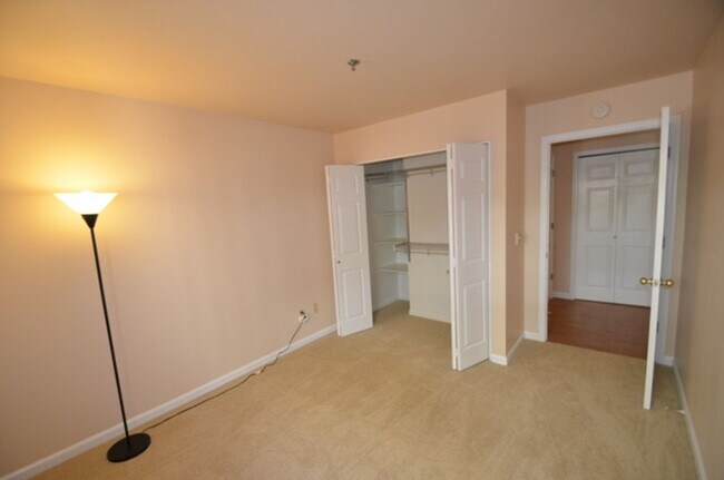 Building Photo - Ambassador II - 1BR Condo - Great Location...