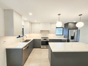 Building Photo - 975 Palm Ave