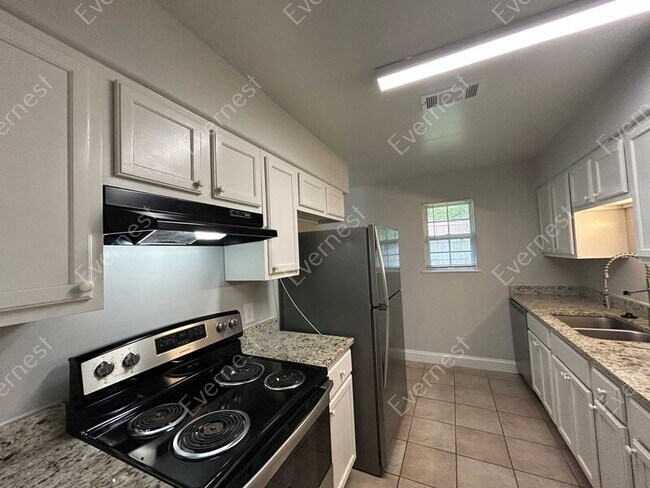 Building Photo - 3360 Fairmeadow Dr