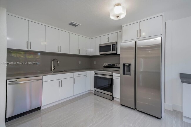 Foto del edificio - 590 SW 23rd Ave