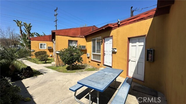 Building Photo - 1740 N Hollywood Way