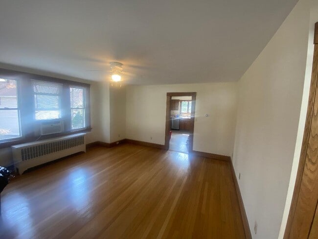 ¡Pisos de madera noble! - 107 Garside Ave