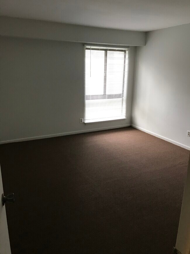 Foto del edificio - 701 Meadowbrook Dr