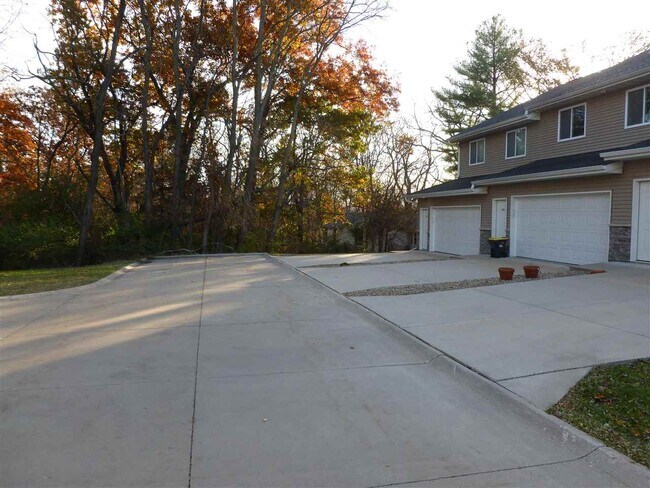 Foto del edificio - 1330 N Dodge St Ct