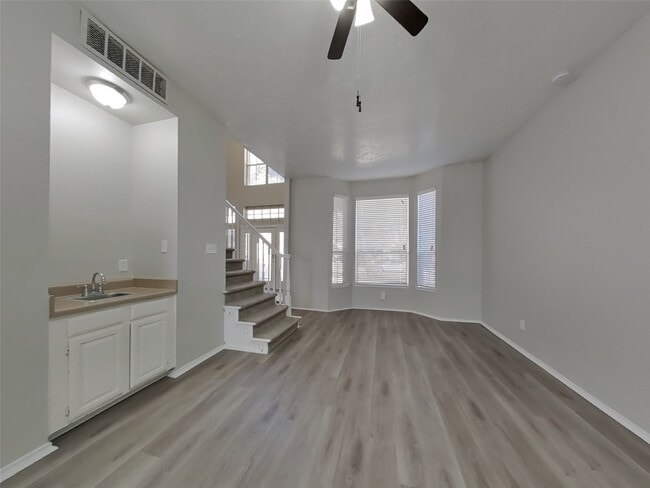 Building Photo - 1934 Creston Dr