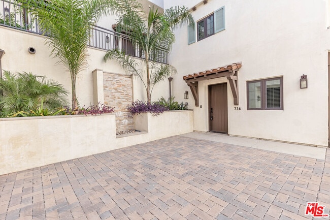 Building Photo - 736 Parkman Ave