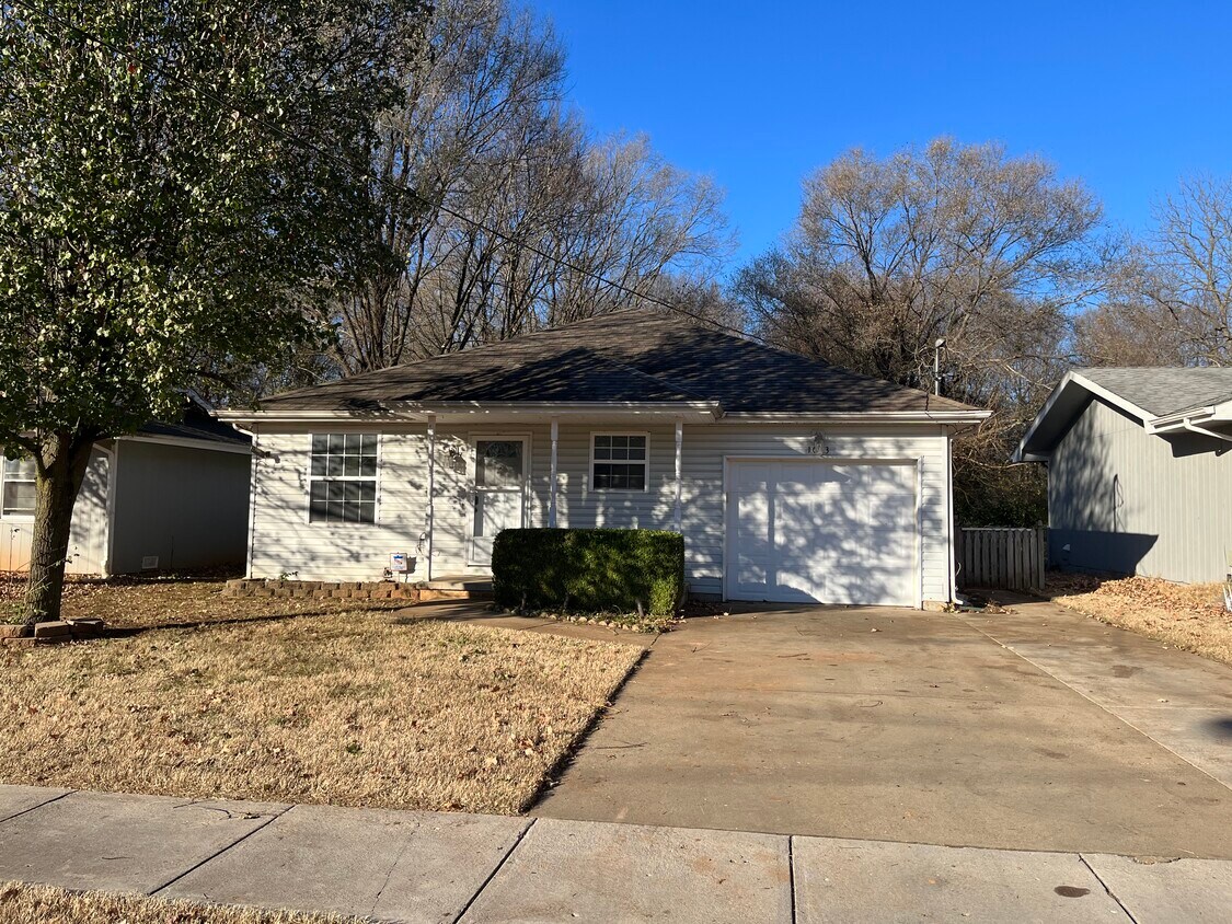 1033 S Colgate Ave, Springfield, MO 65802 House Rental in Springfield