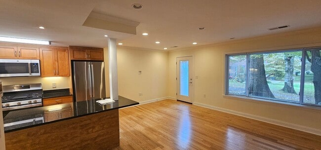 Building Photo - Spacious 2-bedroom townhouse on beautifull...
