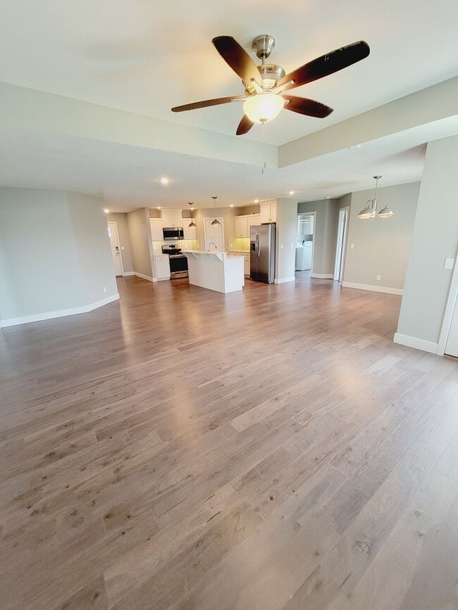 Building Photo - Luxuary in River Pointe Subdivision - Ozark!