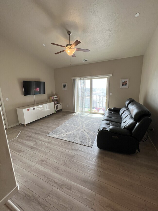 Foto del edificio - 203 E Jordan Ridge Blvd