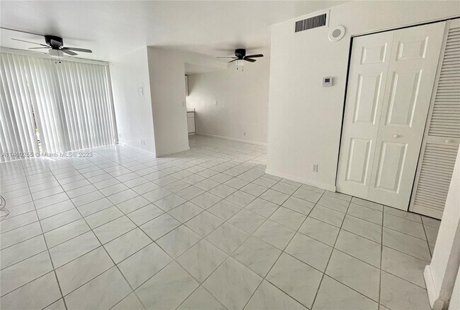 Foto del edificio - 17021 N Bay Rd