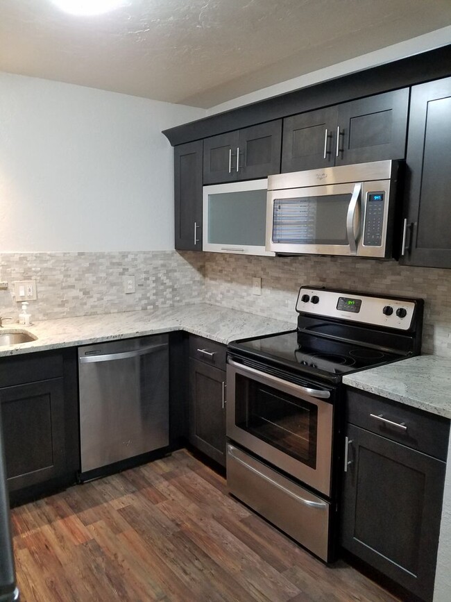 Building Photo - Remodeled 3 bedroom 1 bathroom house in Ed...