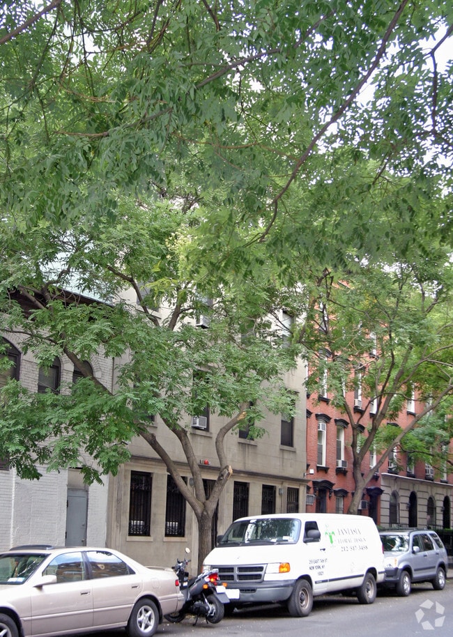 Primary Photo - 252-254 E 74th St