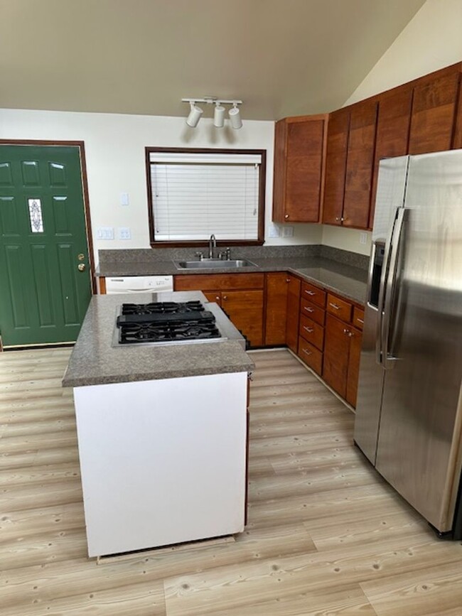 Building Photo - Available Now! 3 Bedroom ~ 1 Bathroom Hous...