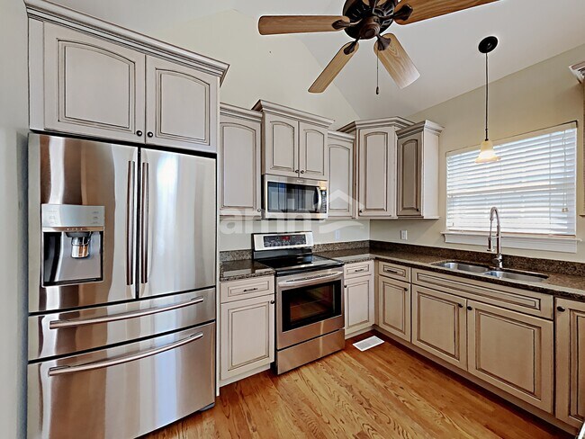 Building Photo - 977 Chesire Way