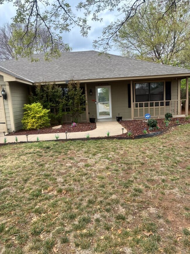 Foto del edificio - 811 Huddleston Dr