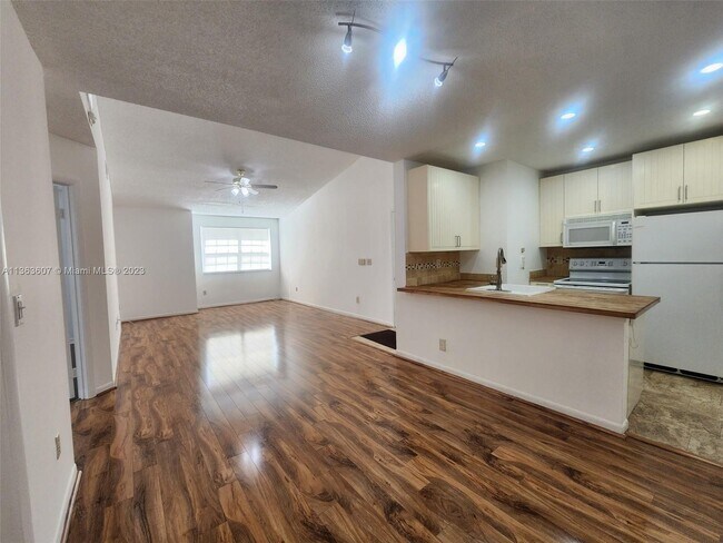 Foto del edificio - 18304 NW 68th Ave