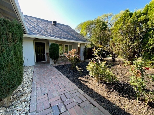Building Photo - Beautiful 5 Bedroom - 3 Bathroom in Sacram...