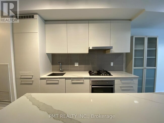 Photo du bâtiment - 835 St Clair Ave W