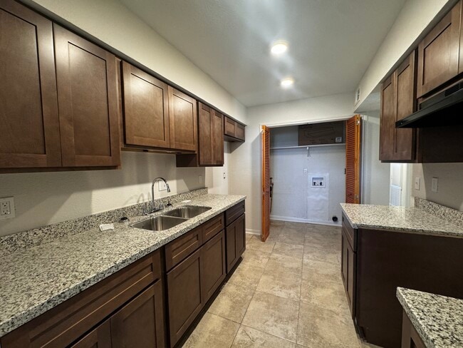 Building Photo - 937 E Monterey Ct