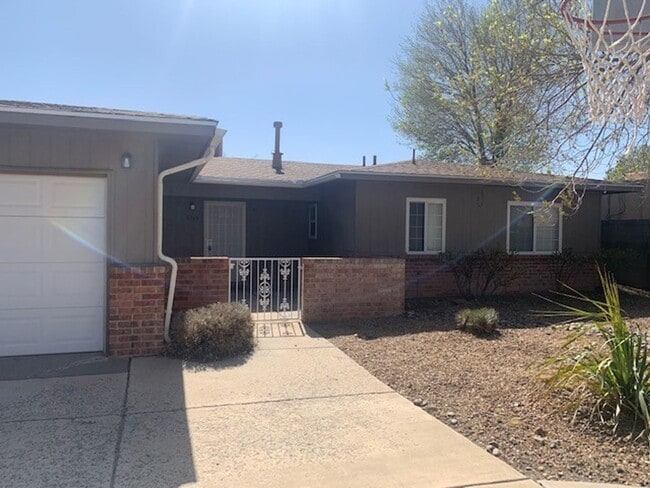 Building Photo - NE Heights 3 bedroom