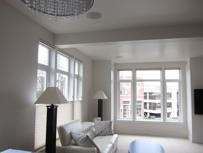 Foto del edificio - Stunning 2 Bedroom 2 Bath condo, with 2 Parking spots in the heart of vibrant Kirkland for Rent