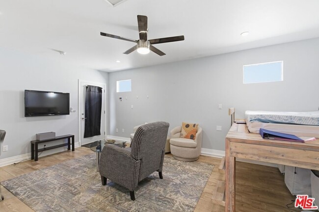 Foto del edificio - 4276 Kenyon Ave