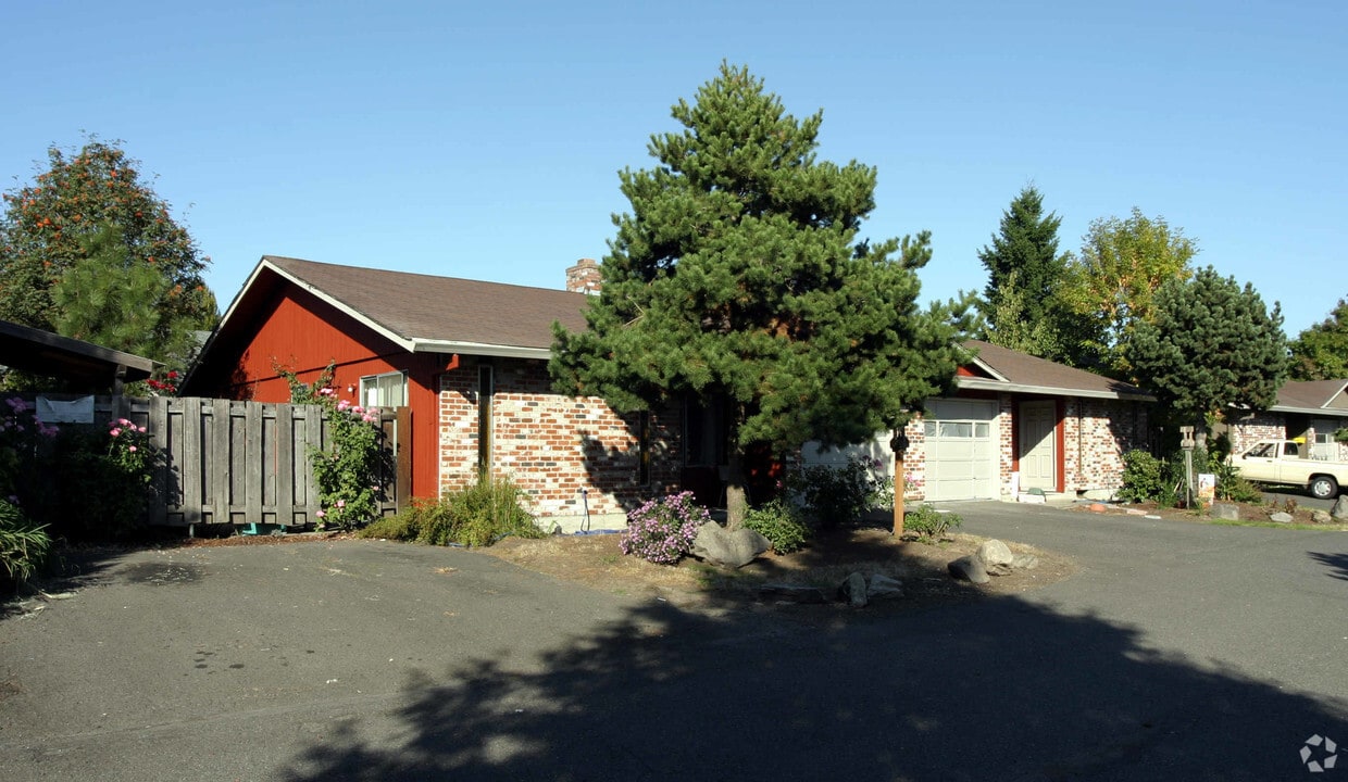Primary Photo - The Pines Apartments