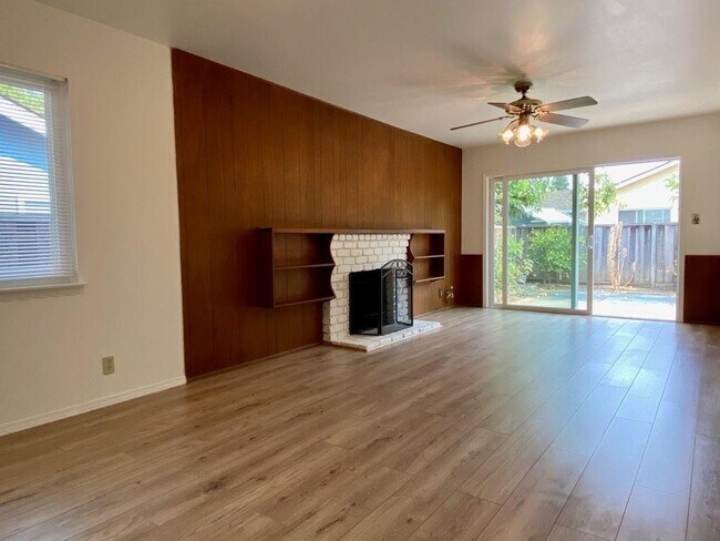 Building Photo - 1836 Rochelle Dr