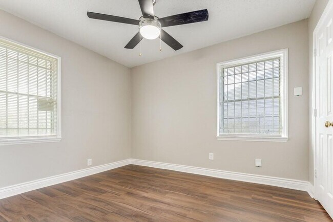 Foto del edificio - 9310 Forest View St