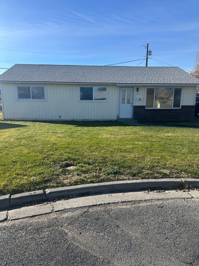 Building Photo - Fully Remodeled Home, Move In Ready! Pet c...