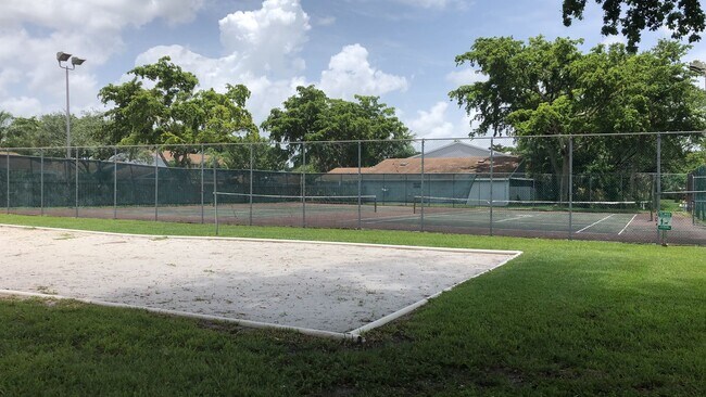 Foto del edificio - 4017 N University Dr