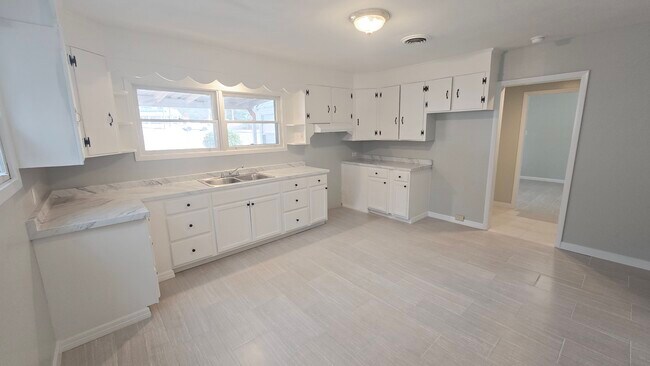 Building Photo - 1384 Aldrich St NE