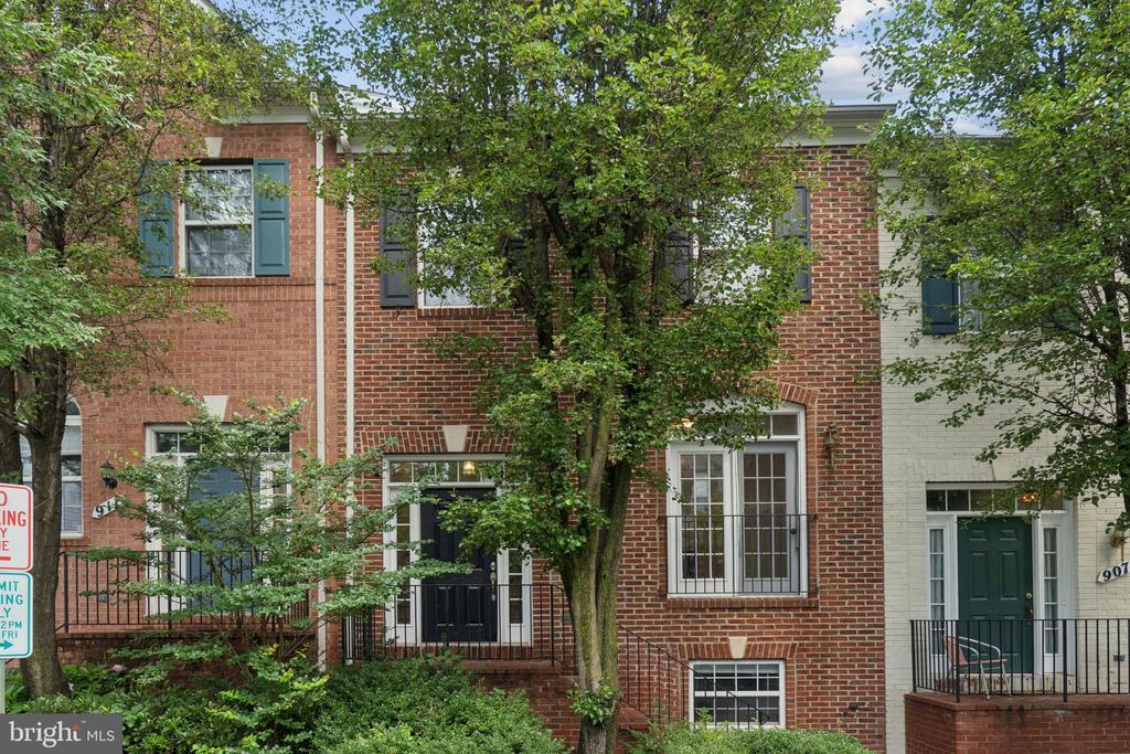 Primary Photo - 909 Crestfield Dr