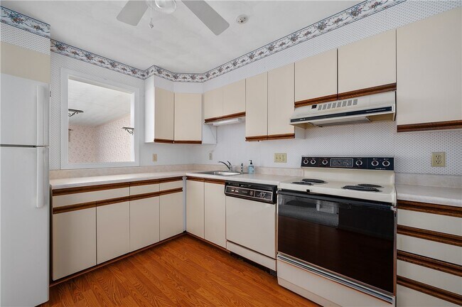 Foto del edificio - 185 Manville Hill Rd