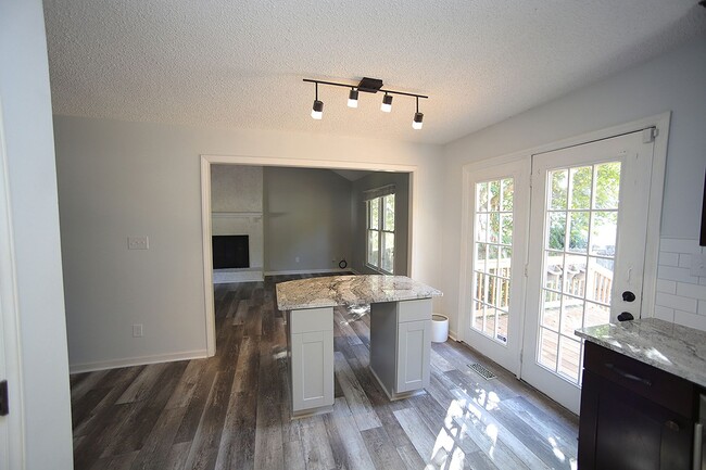 Foto del edificio - 3 Bedroom North Raleigh Home w/ Private, F...