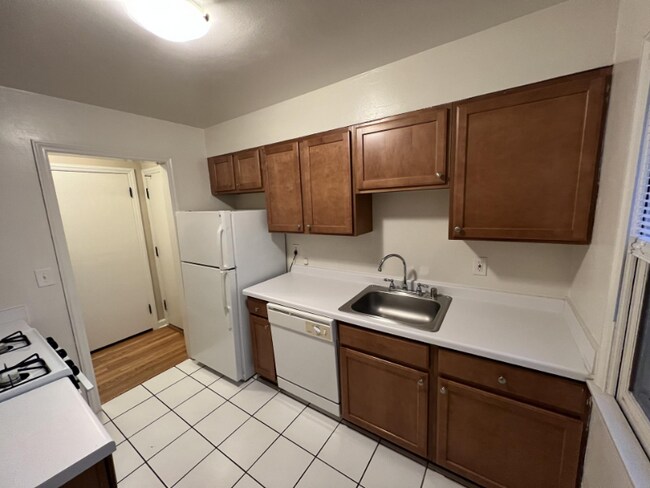 Foto del edificio - 826 E Henry Clay St